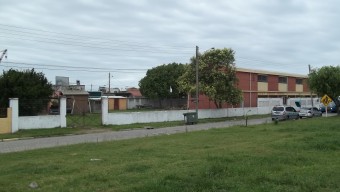 Verificação de configuração de invasão, dado a existência de uma casa em terreno utilizado por uma escola pública estadual. Cód:3170P