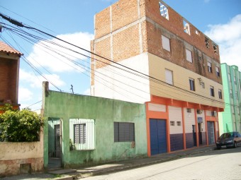 Perícia de verificação dos danos manifestados nas estruturas de dois imóveis causados por obra vizinha, com 04 pavimentos. Cód:3095P