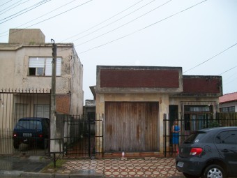 Perícia de danos em uma casa, causados por recalque de fundações de uma edificação em terreno lindeiro. Cód:3695P