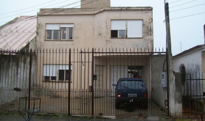 Percia de danos em uma casa, causados por recalque de fundaes de uma edificao em terreno lindeiro. Cd:3695P