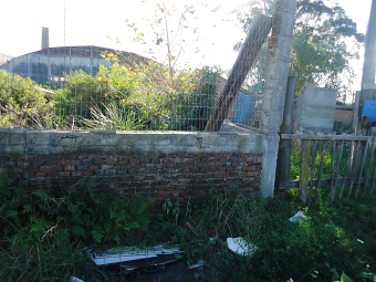 O presente trabalho consistiu em esclarecer se o imóvel vistoriado pela COMDEC/RG, coincide com alguma das confrontações da porção de terra em que erigida a residência do Autor. Cód.3965P