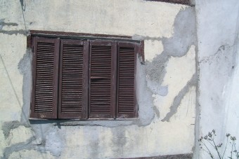 O presente trabalho consistiu na verificação entre as patologias manifestadas no imóvel do Autor e a construção de um prédio de 2 pavimentos em terreno lindeiro. Cód:3860P