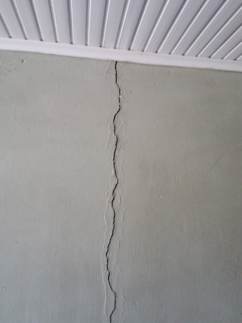 Verificação das conformidades técnicas e funcionais, visando à descrição e o diagnóstico das patologias manifestadas em um imóvel, e o nexo causal com as obras de ampliação da rede coletora de esgotos. Cód:3070F