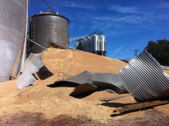 O trabalho resumiu-se na constatação, através de indícios e sinais, da origem, que gerou o colapso da estrutura de um silo de grãos. Cód:3375L