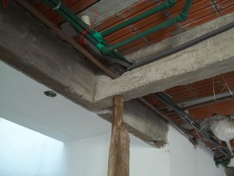 Verificação das condições da estabilidade estrutural de uma viga a qual foi perfurada e solução do problema. Cód:3605P