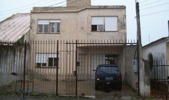 Perícia de danos em uma casa, causados por recalque de fundações de uma edificação em terreno lindeiro. Cód:3695P