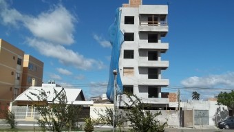 Descrição dos danos manifestados no imóvel do Autor e nexo causal com a construção de um edifício lindeiro, com cravações de estacas pré-moldadas. Cód:3525L 